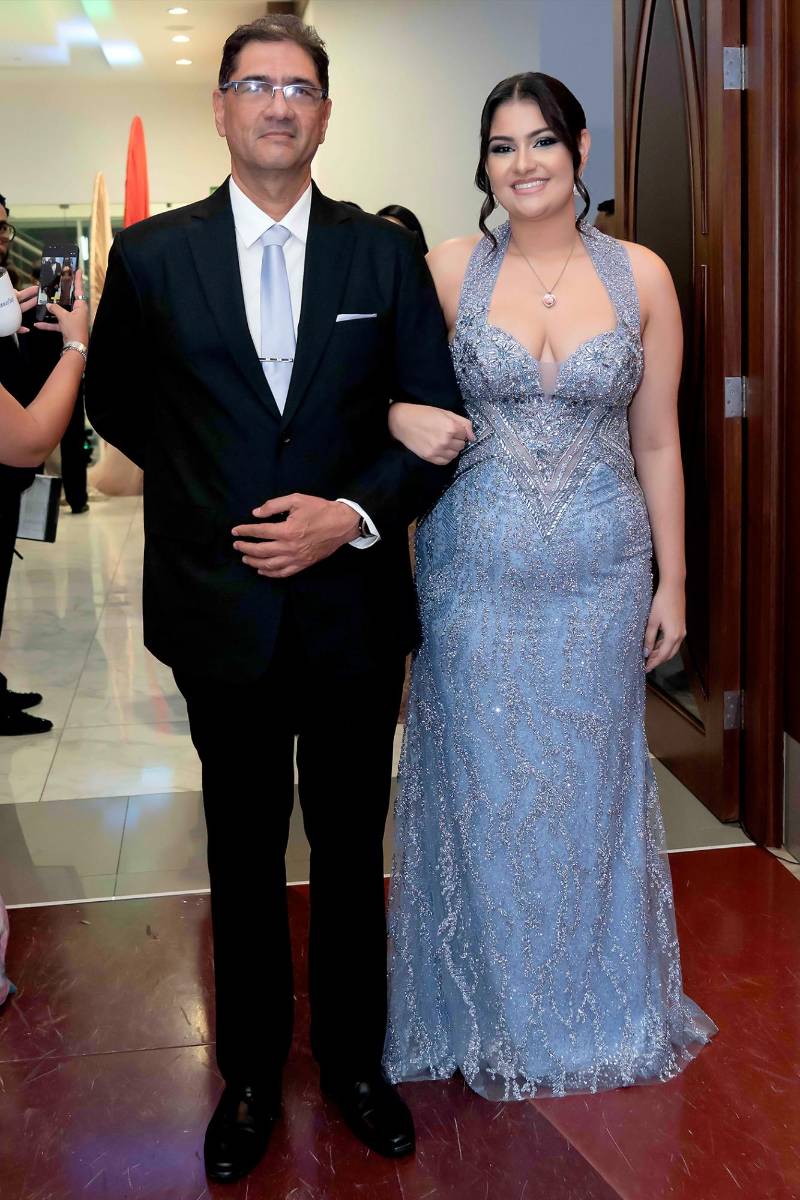 Desfile de Padres e Hijos en la gala de graduación de la Escuela Internacional Sampedrana 2026