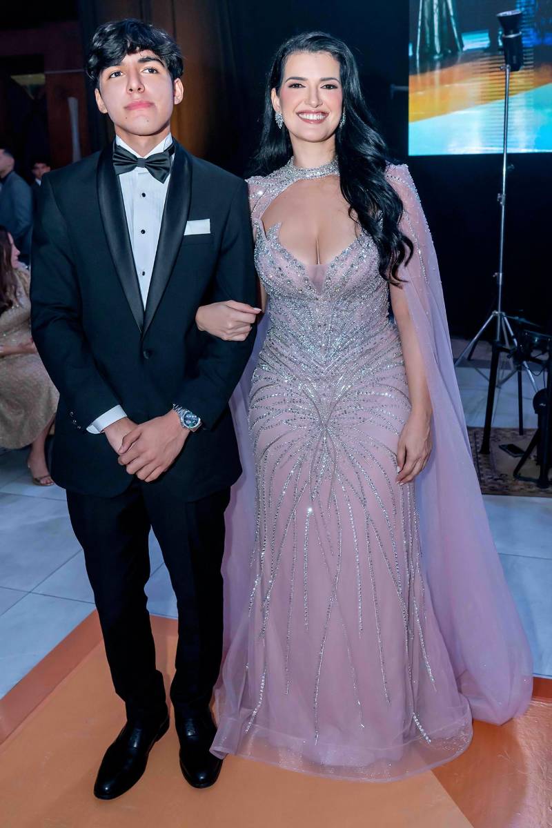 Desfile de Padres e Hijos en la gala de graduación de la Escuela Internacional Sampedrana 2026