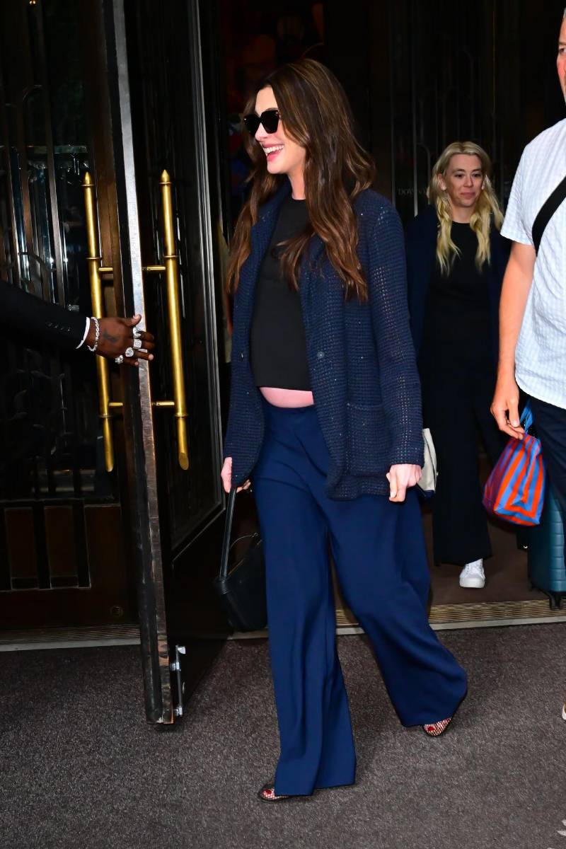 Para el segundo <i>press day</i> en Nueva York, Hathaway combinó una camiseta de ATM Collection con pantalones de La Ligne, una chaqueta de Brunello Cucinelli y <i>ballet flats</i> de Maison Alaïa. En cuanto a sus accesorios, un bolso de la firma Ferragamo y unas gafas de sol de Bvlgari. 