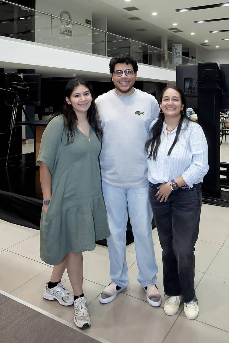 María José Flores, Carlos Zavala y Sofía Flores.
