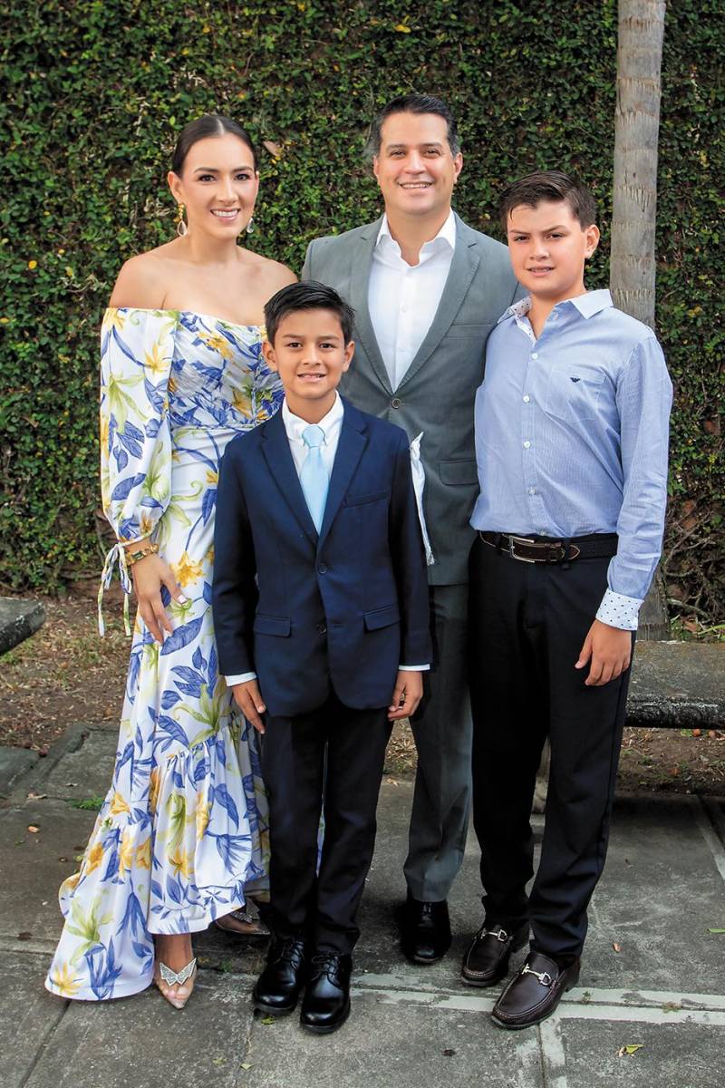 Xochitl y Ronald Yuja con sus hijos Adriano y Ronald Emilio Yuja.
