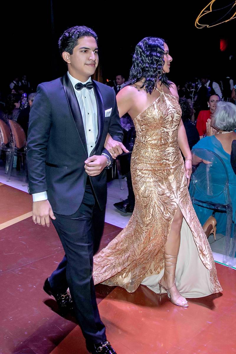 Desfile de Padres e Hijos en la gala de graduación de la Escuela Internacional Sampedrana 2026