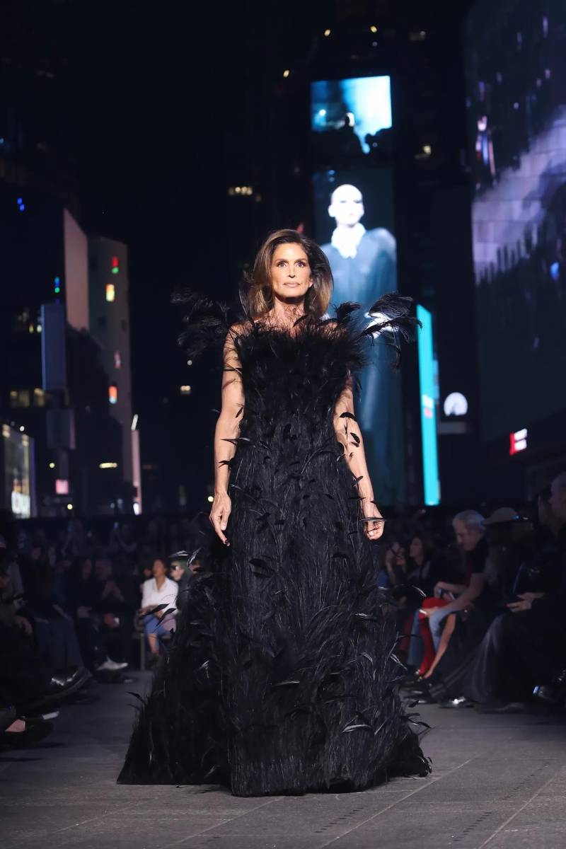 La supermodelo Cindy Crawford fue quien cerró el desfile, con un sofisticado vestido cubierto en plumas negras. 