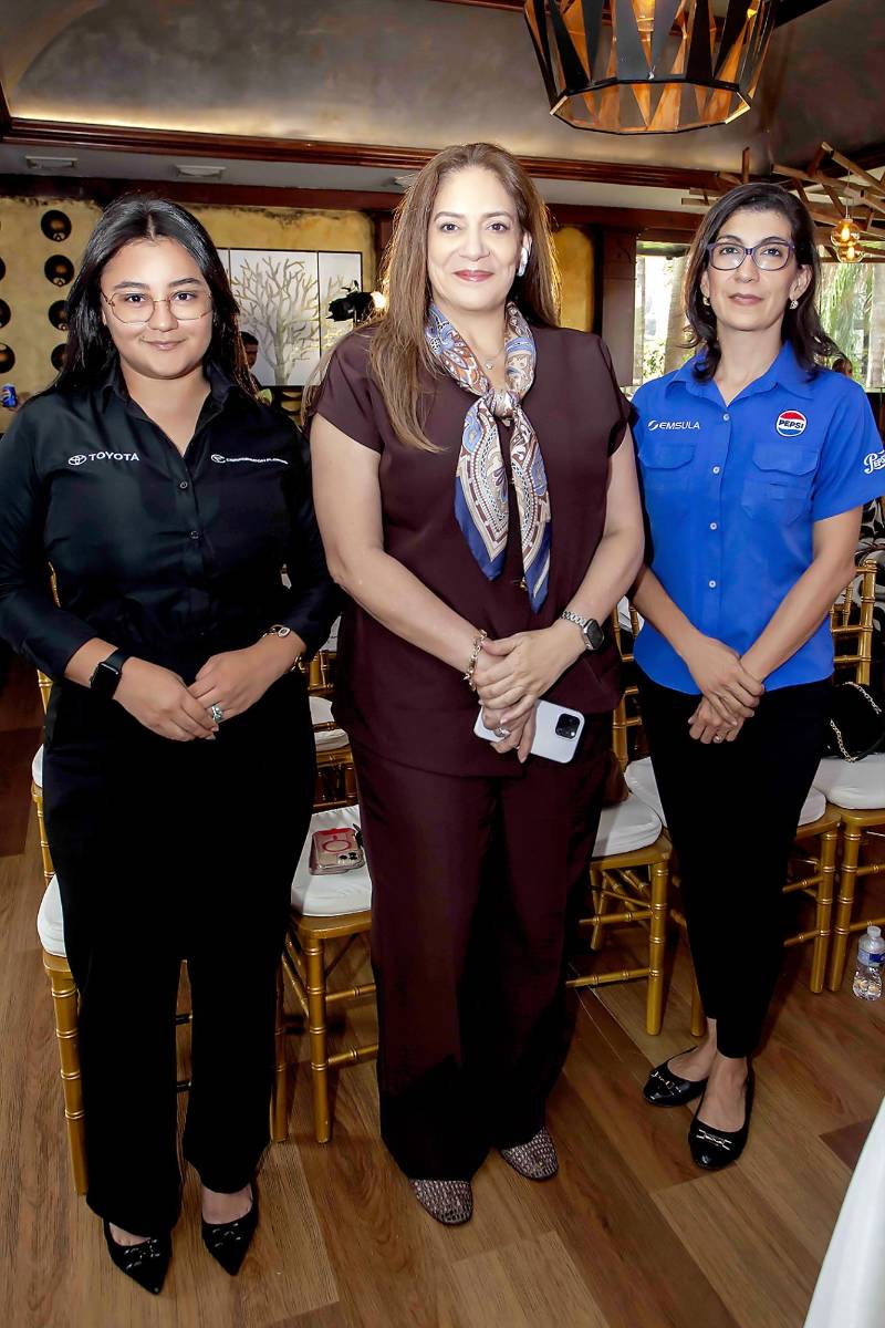 Madeline Lindo, Melina Martínez y Laura Elvir.