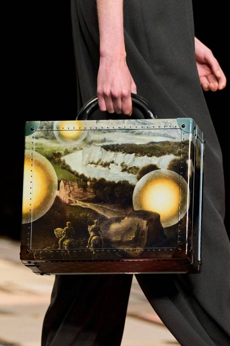 Esta pieza llamativa del tamaño de un maletín presentaba una impresión de una pintura del artista francés Laurent Grasso, transformándola en una obra de arte portátil. 