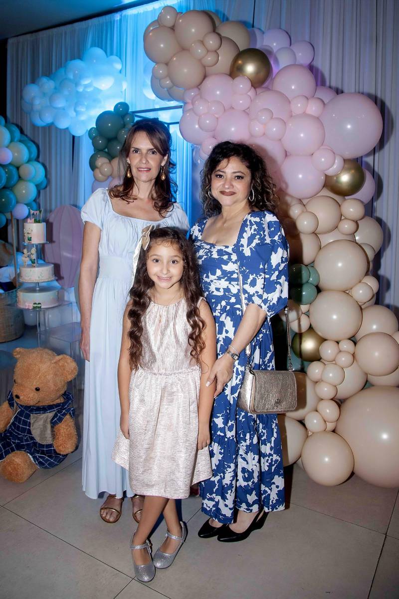 Patricia de Ramírez , Mariela Pedercini y Juliana Pedercini.