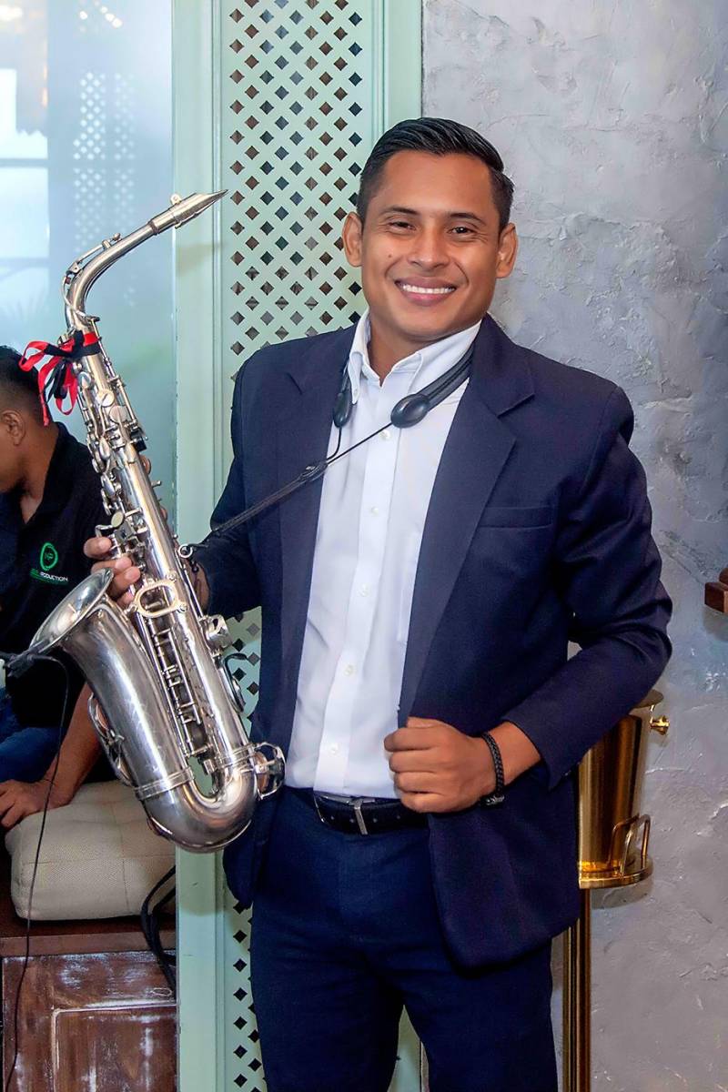El saxofonista Abrahan Laínez deleitó a los presentes con sus melodías.