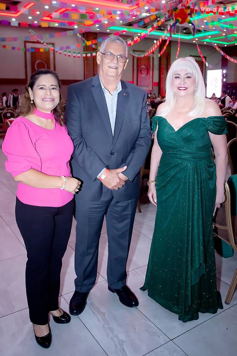 Amalia Alachán, Juan Bendeck y Jackie Babún.