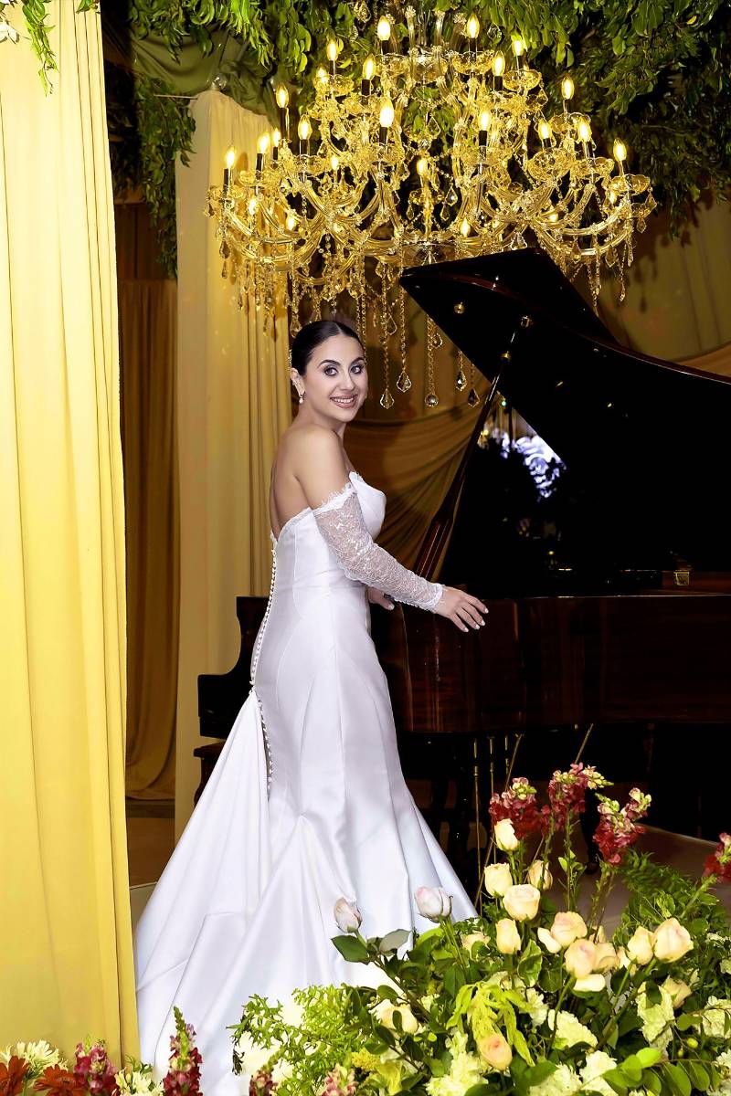 La novia Andrea Estefanìa Jordan Kattàn ataviada en un delicado ajuar de la marca Maggie Sottero.