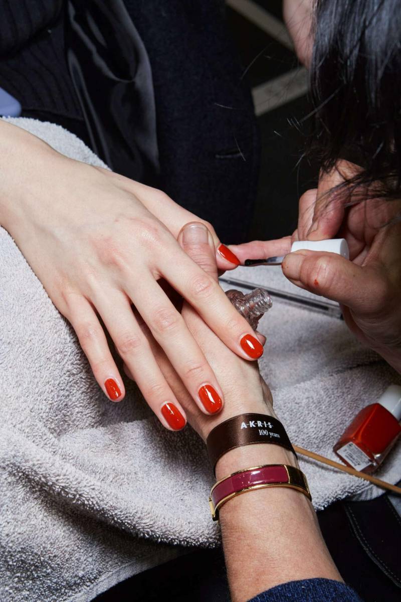 Con dos días de anticipación visita tu manicurista para que tengas listas tus manos y pies si vas a usar sandalias o zapatos abiertos. 