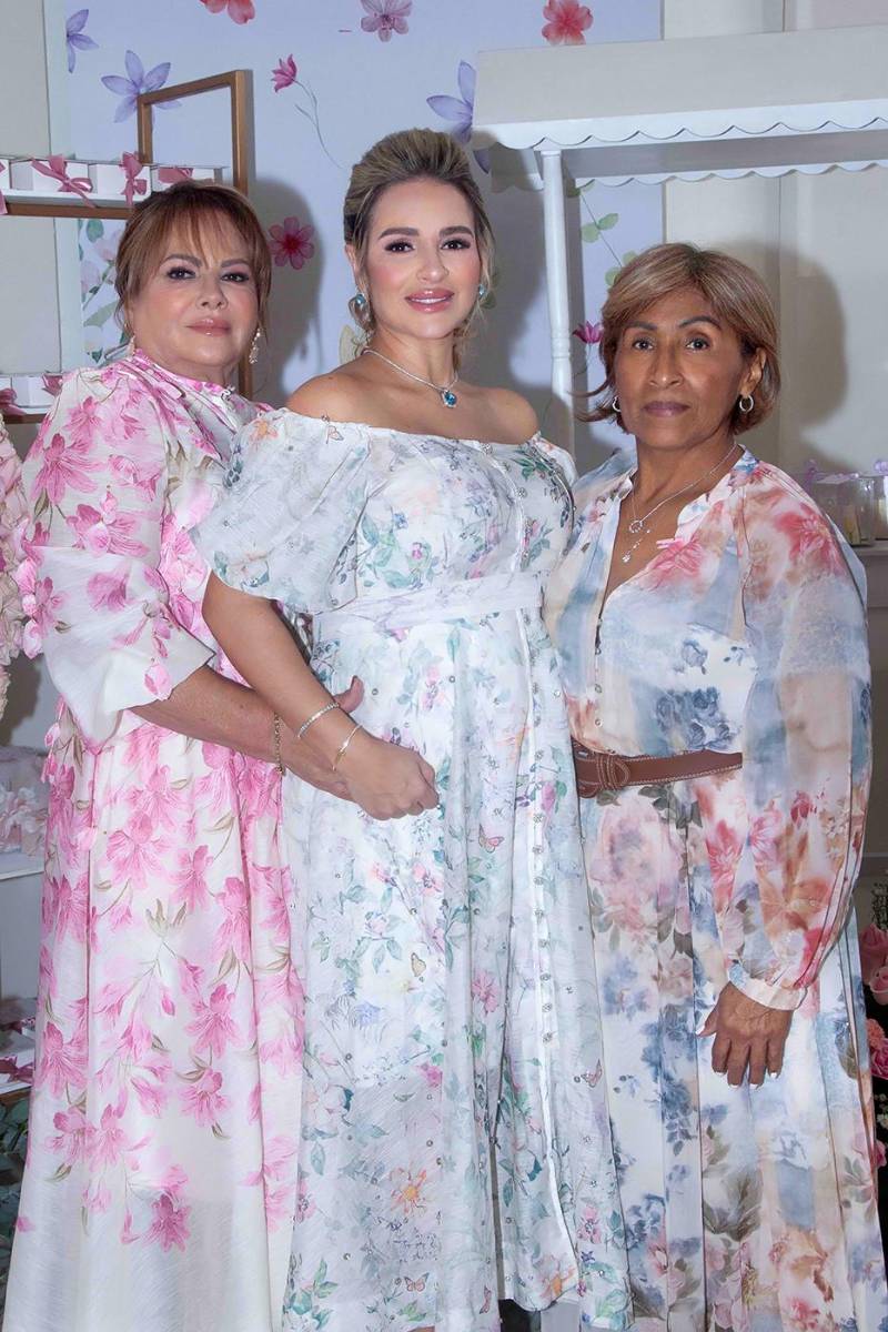 arla Matamoros de Cruz, junto a las abuelas de Sienna Marie: Maribel Martínez y Olga Ponce