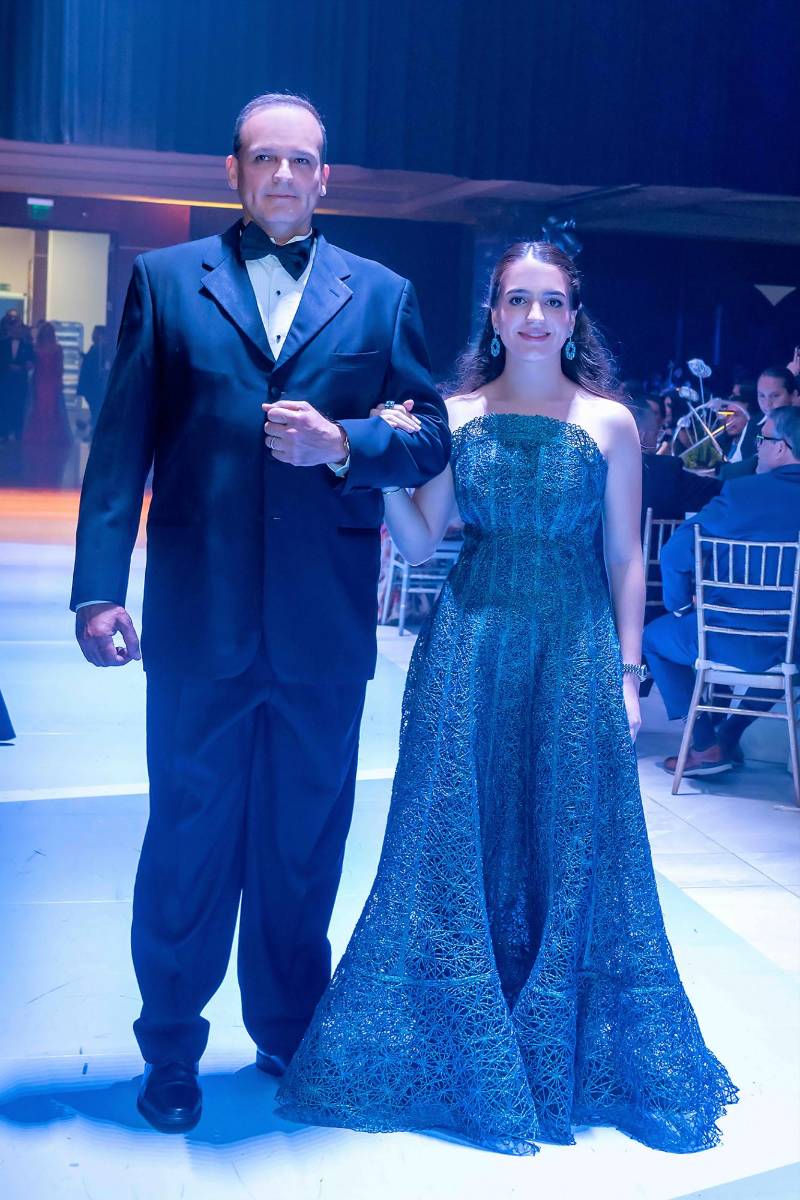 Desfile de Padres e Hijos en la gala de graduación de la Escuela Internacional Sampedrana 2026