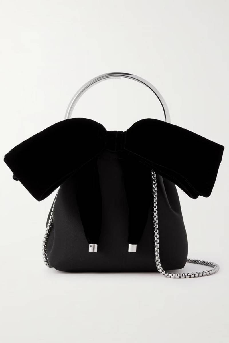 El bolso ‘Bon Bon’ de Jimmy Choo está adornado con un lujoso lazo de terciopelo que lo hace sentir especialmente glamoroso