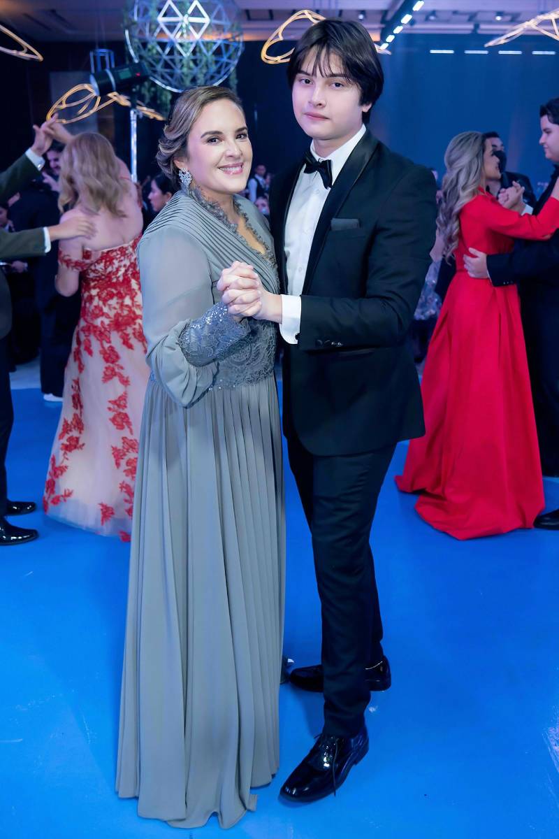 Desfile de Padres e Hijos en la gala de graduación de la Escuela Internacional Sampedrana 2026