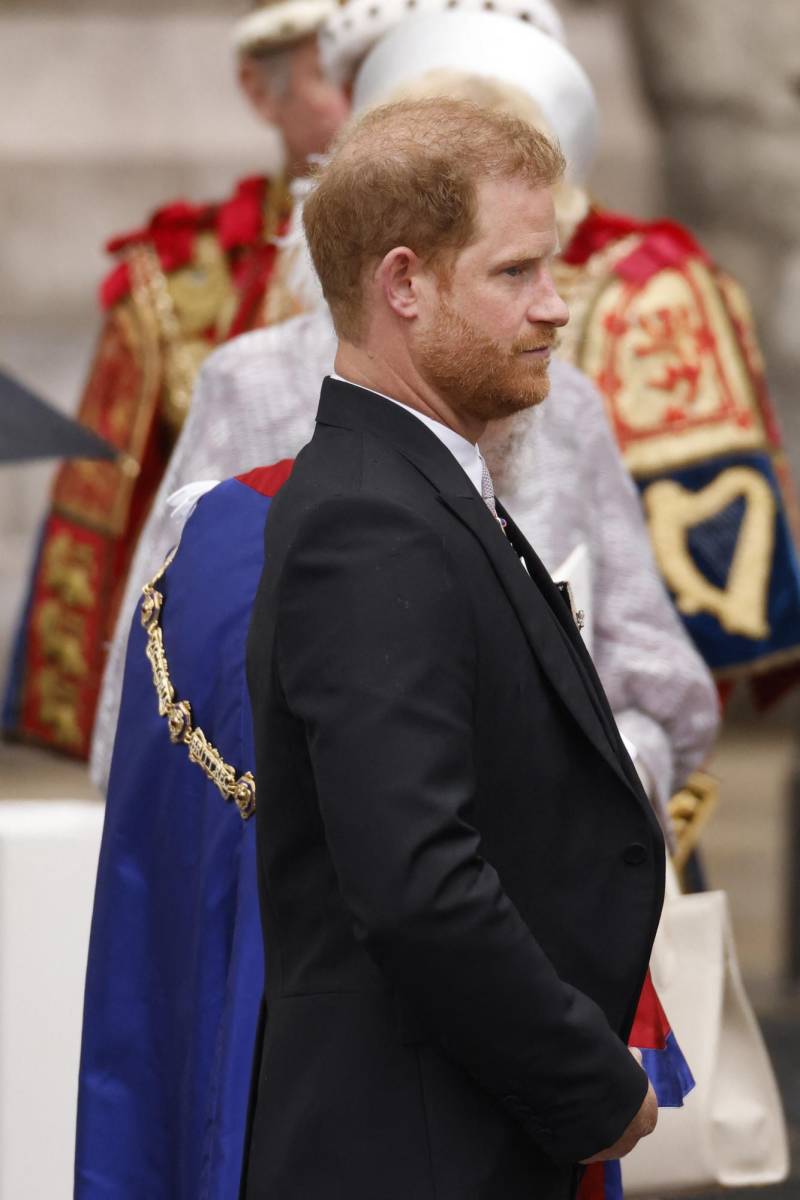 El príncipe Harry al salir de la abadía de donde pronto partió para tomar un vuelo rumbo a Estados Unidos