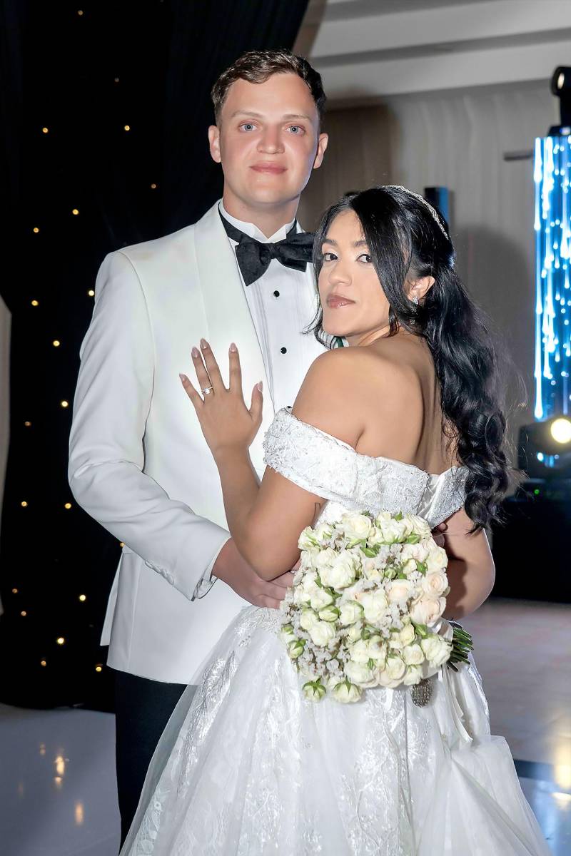Los felices esposos Brendan Higgins y su amada Eloísa Almendárez.