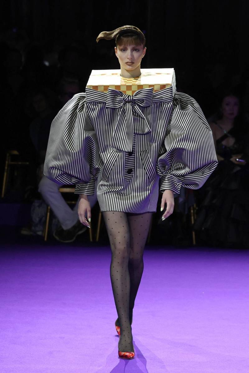 Como si emergieran de singulares cajas, las modelos desfilaron con vestidos off-the-shoulders de mangas abullonadas y listones