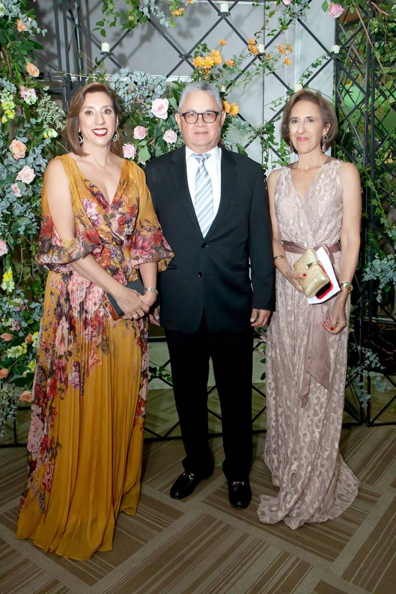 María Teresa y Ricardo Bendaña con Elizabeth Dumas.
