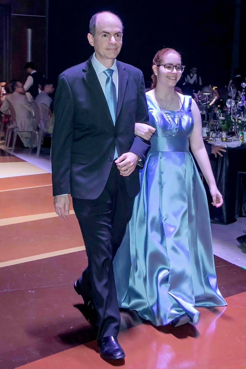 Desfile de Padres e Hijos en la gala de graduación de la Escuela Internacional Sampedrana 2026