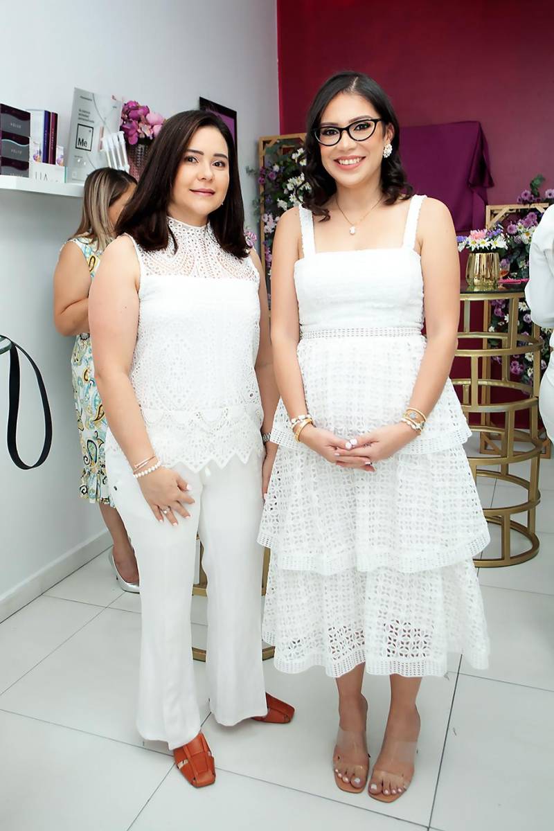 Michelle Munguía y Andrea Page.