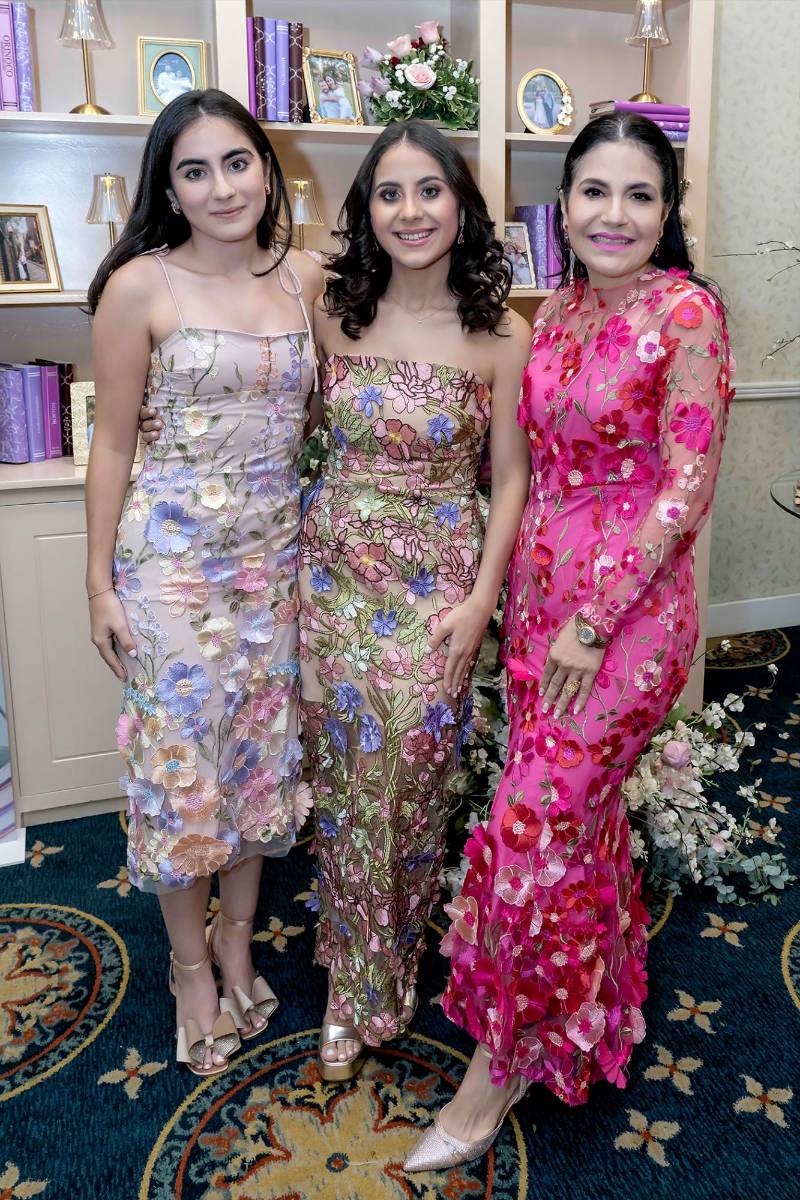 Andrea Jordan con su hermana Pilar y su madre Claudia Kattán de Jordan.