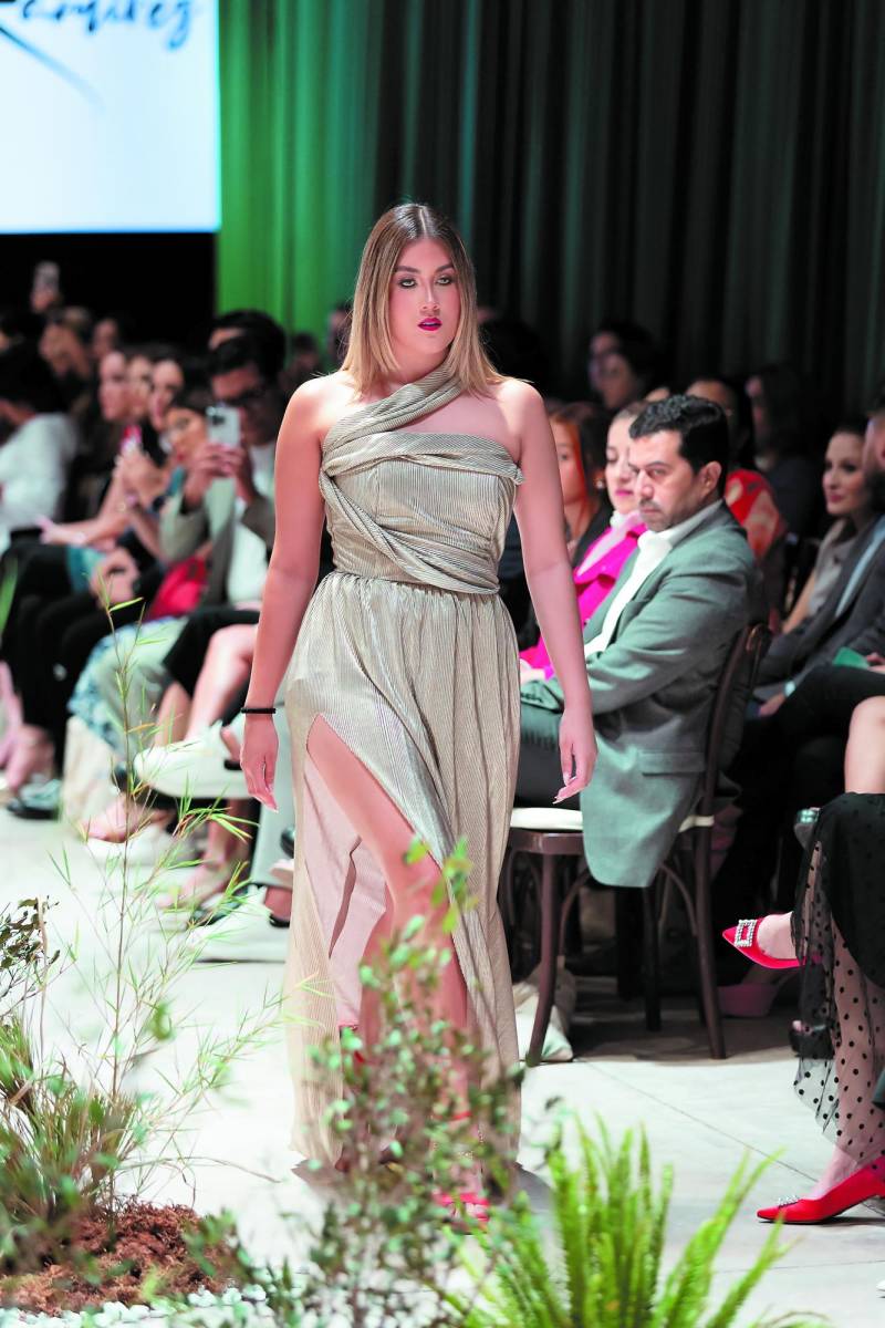 En una pasarela que evoca el chic francés de las grandes firmas de Alta Costura, BAC Estilo Moda presenta este miércoles 18 de septiembre en Invernaderos del Trigo en Tegucigalpa, las propuestas Primavera Verano 2025 de los diseñadores hondureños. Mientras crece la expectativa repasamos el line up del Día 1.