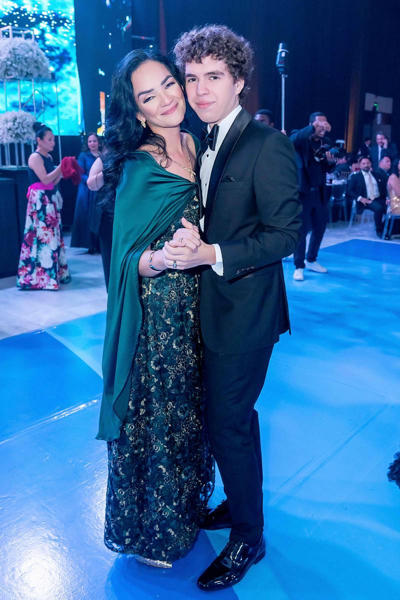 Desfile de Padres e Hijos en la gala de graduación de la Escuela Internacional Sampedrana 2026