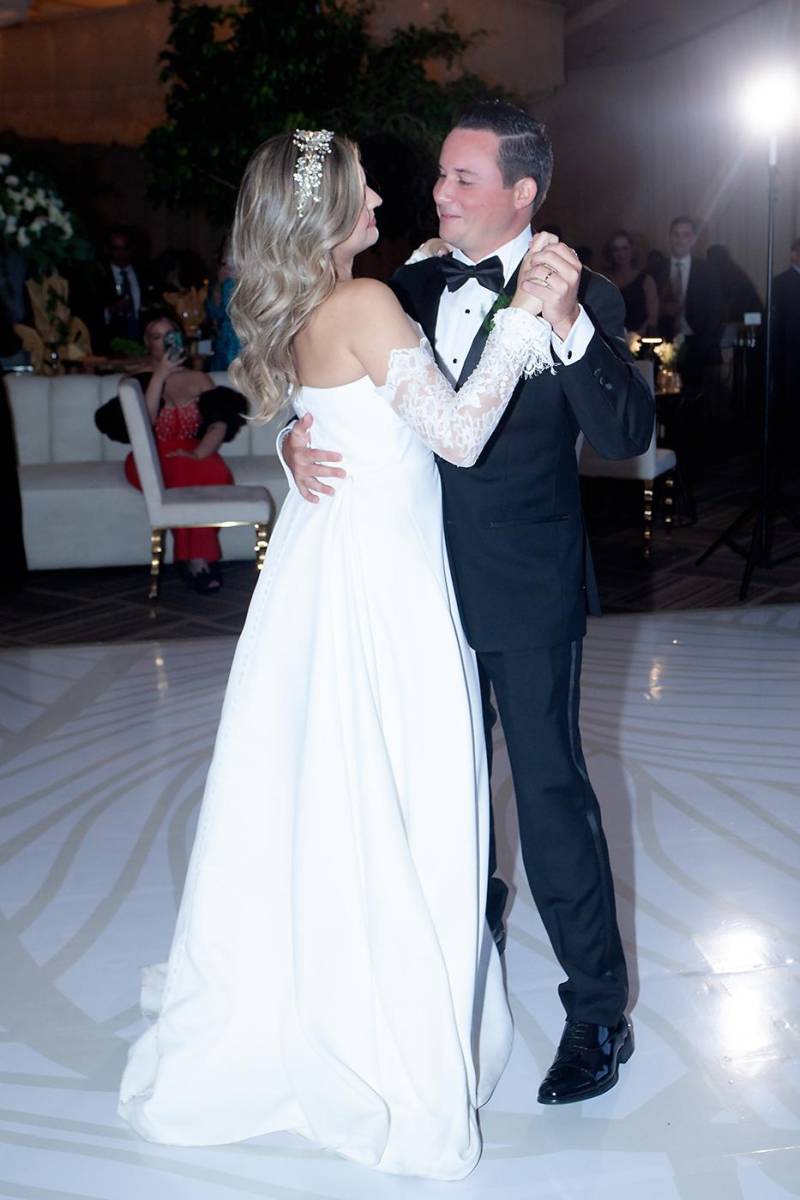 Los recién casados en su primer baile como esposos.