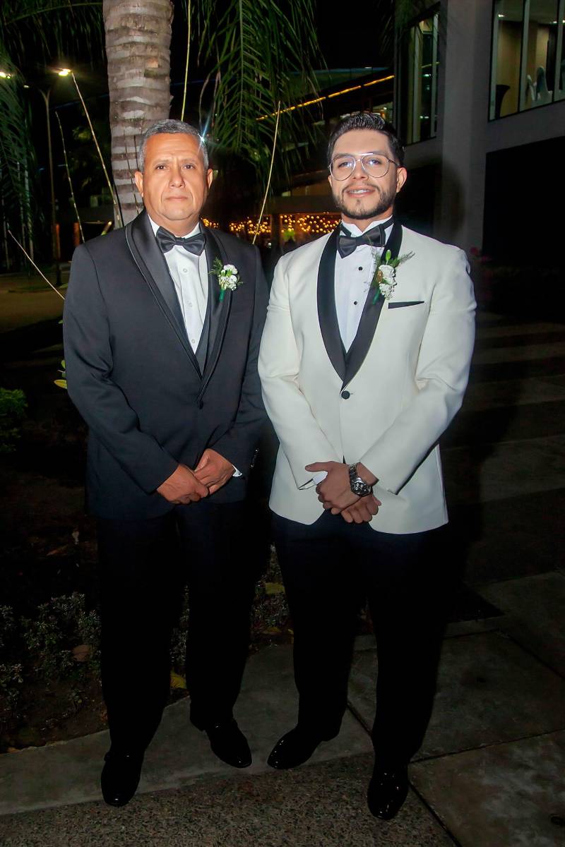 Yoni Maradiaga y su hijo Rolando José el día de su boda.