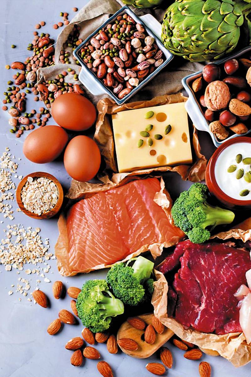 Al planificar tu desayuno recuerda que los carbohidratos aportan energía sostenida, mientras que la proteína ayuda a preservar masa muscular y preparar al cuerpo para el esfuerzo.