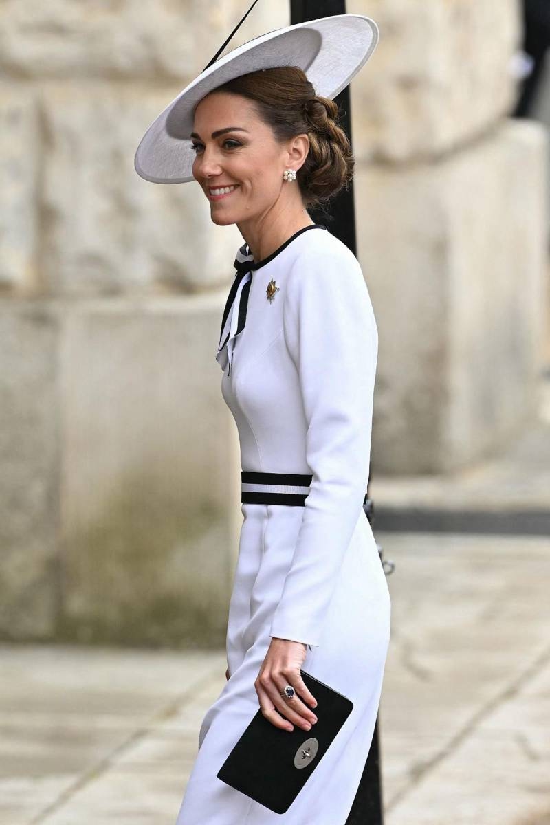 La última aparición de la princesa de Gales, de 42 años, fue en diciembre de 2023. Al mes siguiente se sometió a una misteriosa operación abdominal, previa al anuncio de su cáncer, del que no se conocen detalles. Kate, vestida de blanco y con un sombrero del mismo color, asistió hoy al “Desfile del estandarte” (“Trooping the colour”), un acto protocolario organizado desde 1748 para celebrar los cumpleaños de los soberanos.