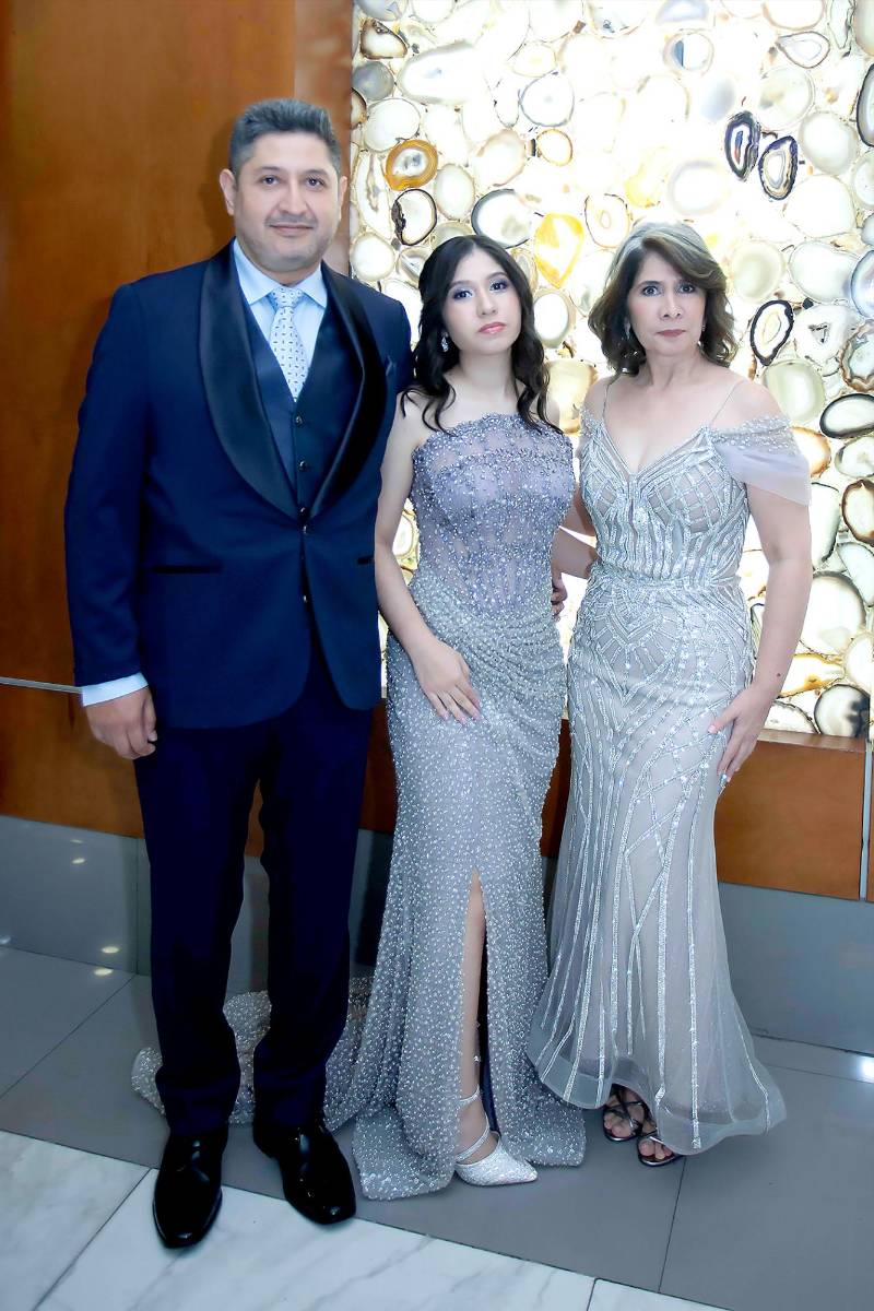 Fátima Yela con sus padres Ober Yela y Shirley Mejia. 