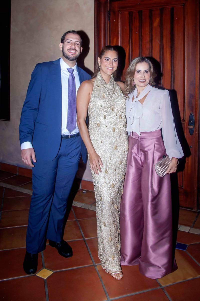 Carlos Simán con Marcela y Erika Andonie.