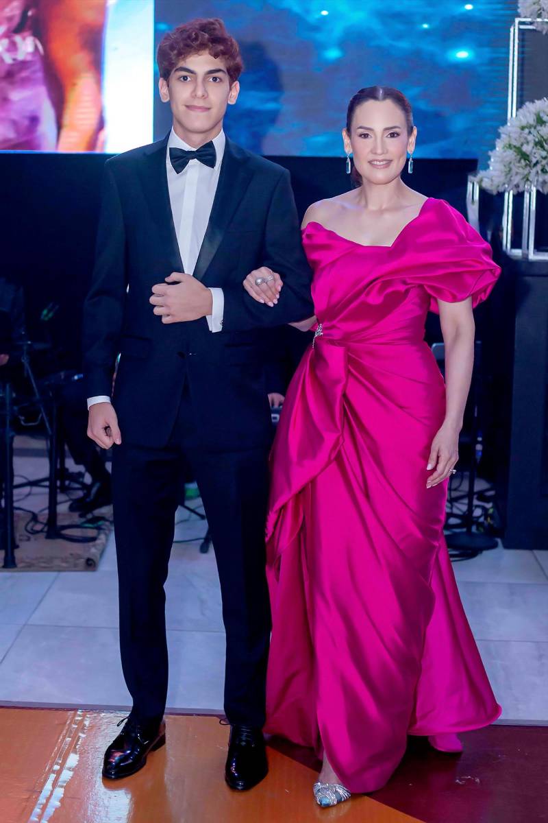 Desfile de Padres e Hijos en la gala de graduación de la Escuela Internacional Sampedrana 2026