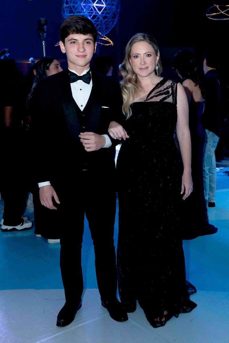 Desfile de Padres e Hijos en la gala de graduación de la Escuela Internacional Sampedrana 2026