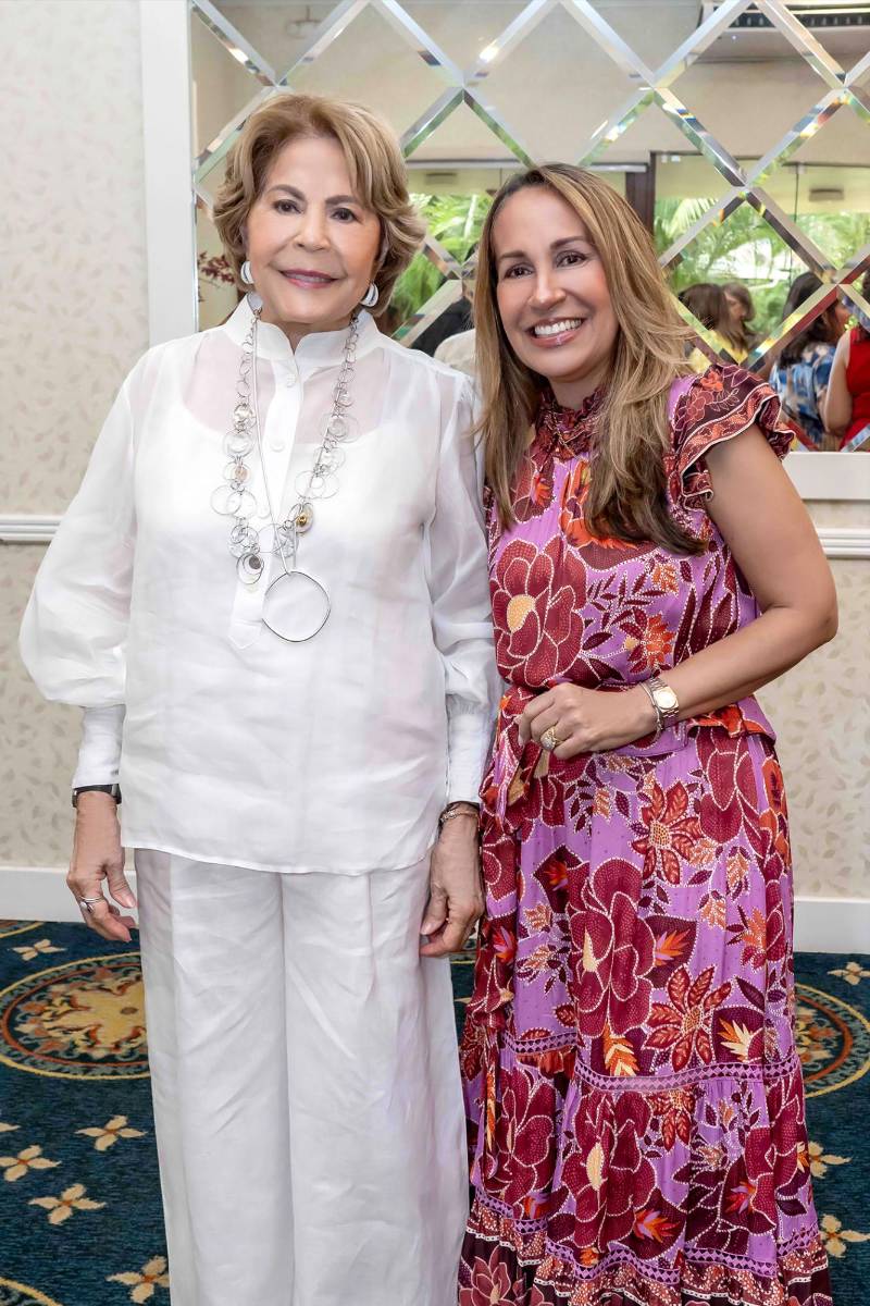 Nena de Díaz Lobo y Martha Lee Olmedo.