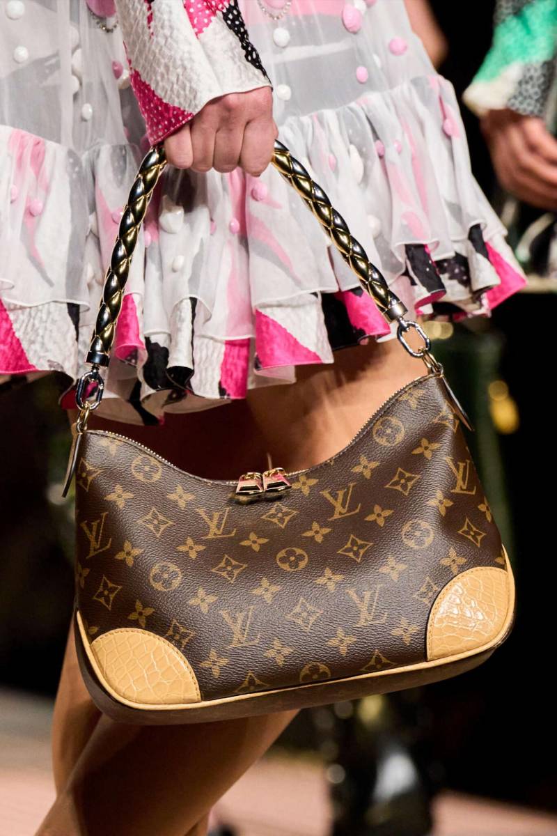 Bolso Boulogne de lujosa piel de cocodrilo con un asa superior de cadena atrevida.