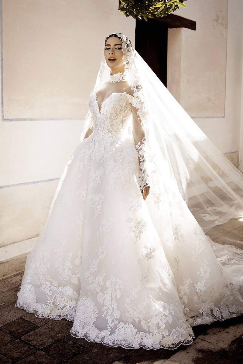 Ivonne Mayorga lucía espectacular con un diseño estilo princesa revestido en encaje de la colección 2023 by Monique Lhuillier 
