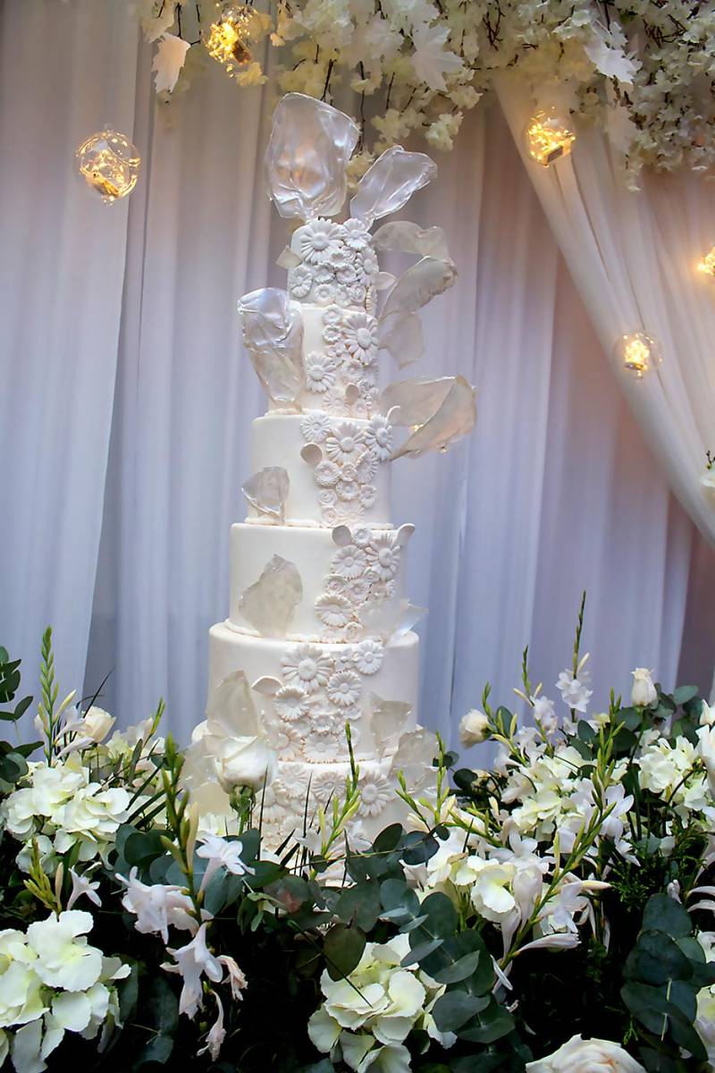 El pastel lo elaboró Karol Chahín dueña de la bakery cucu bakes. Es de sabor a vainilla con ganache de chocolate semi sweet