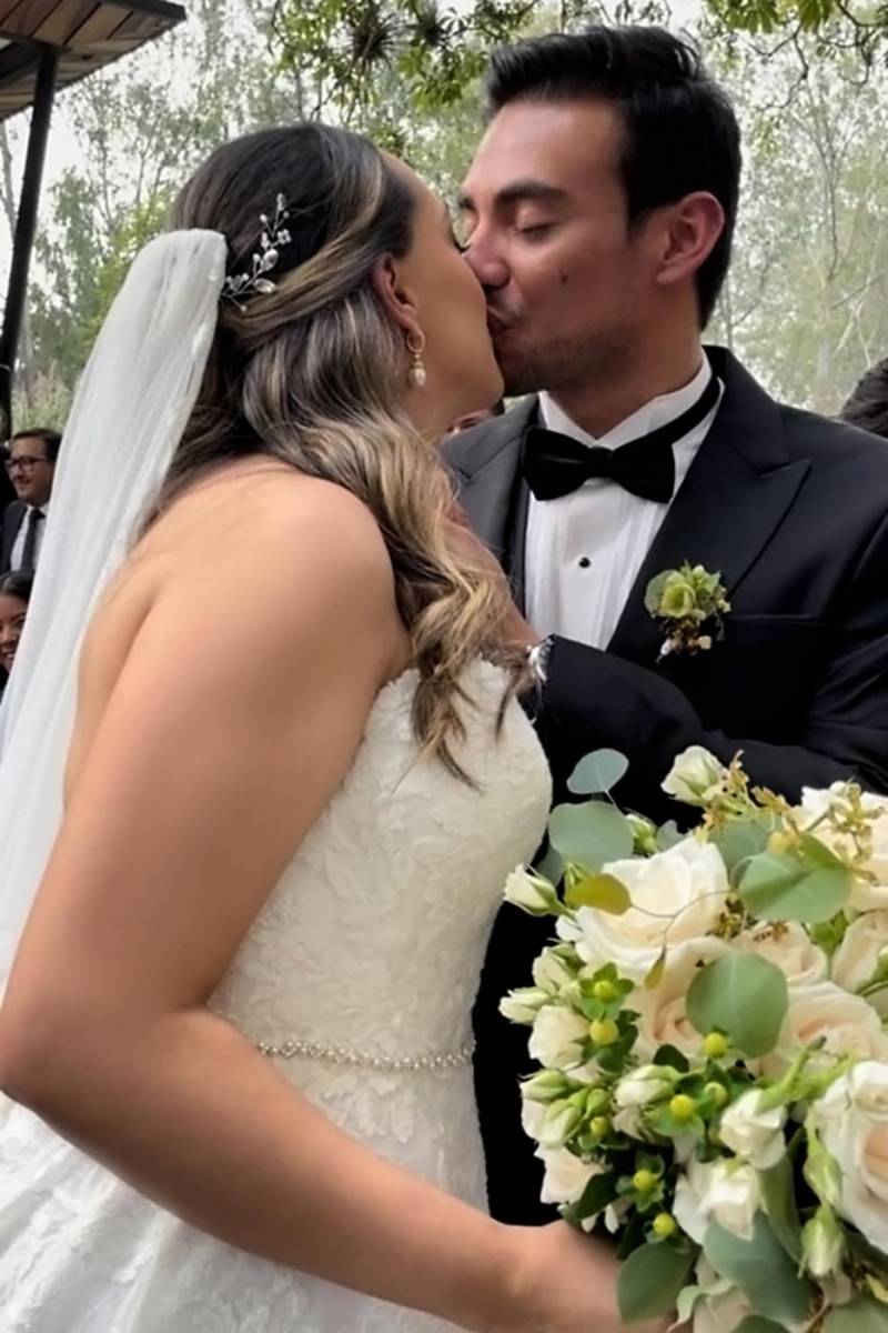 Ariana y Jorge sellan su pacto de amor con un tierno beso.