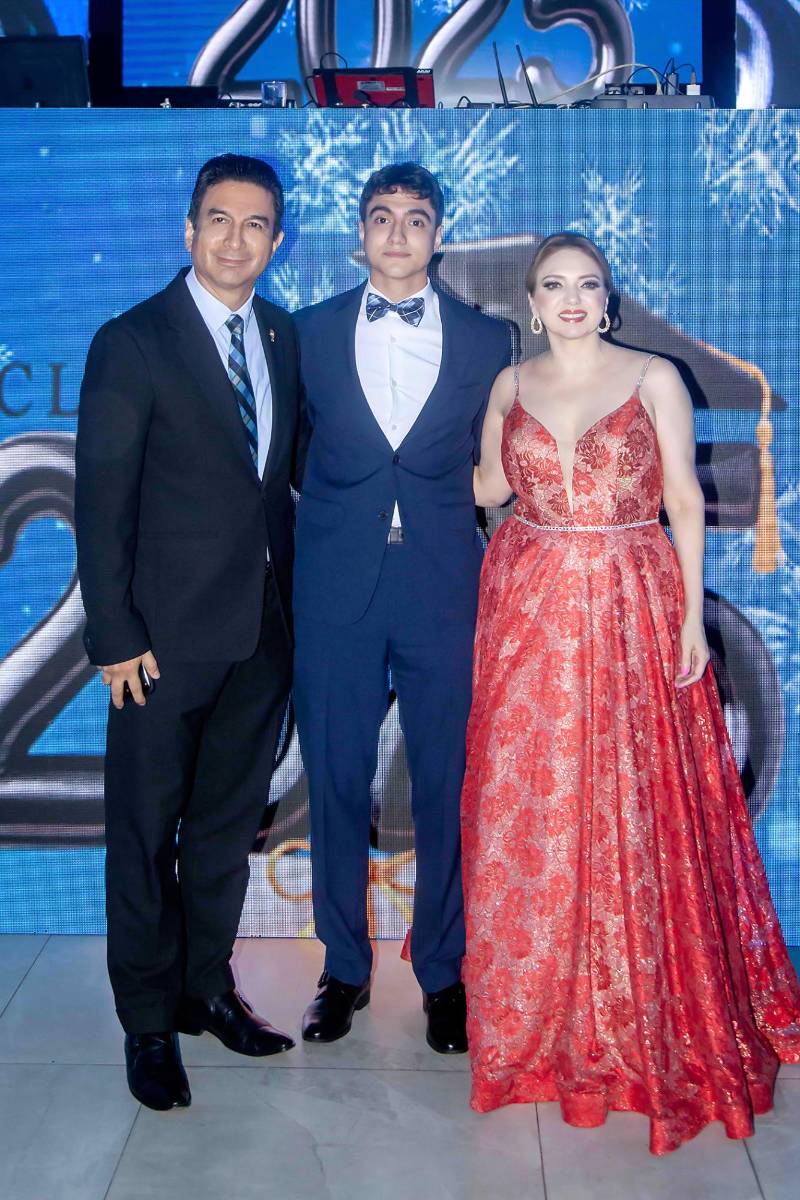 Desfile padres e hijos de la prom 2025 de Saint Peter Academy