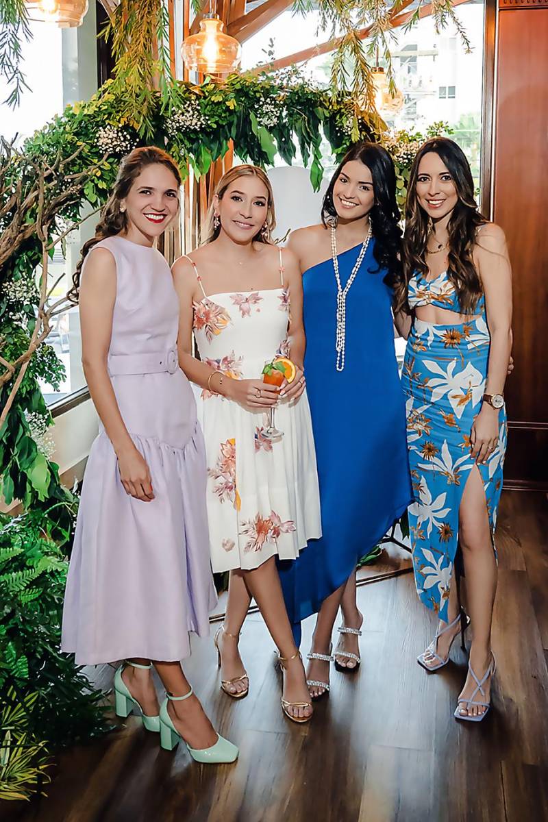 Ema y Stephanie Ewens con Ana Madrid y Pamela Ewens.