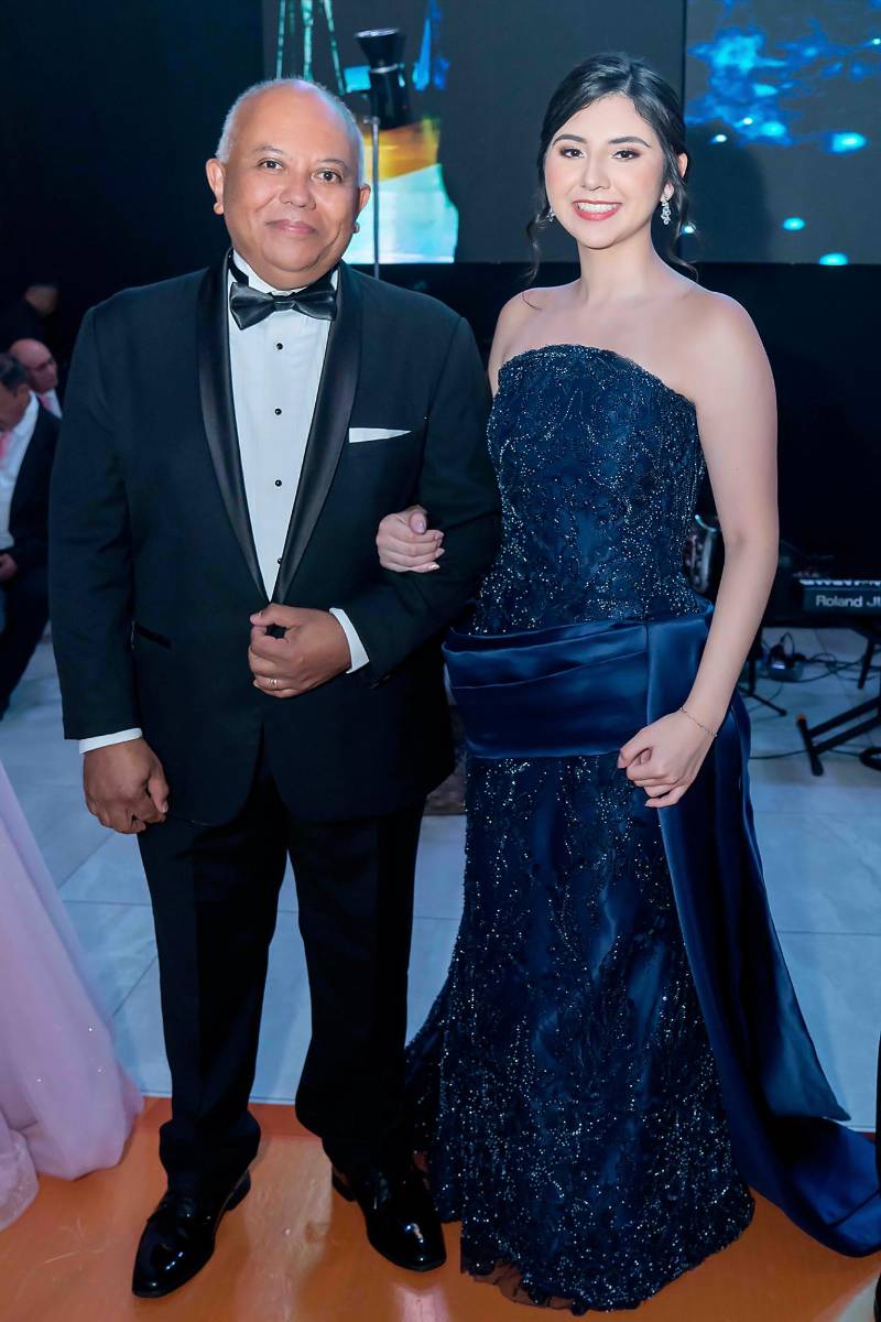 Desfile de Padres e Hijos en la gala de graduación de la Escuela Internacional Sampedrana 2026