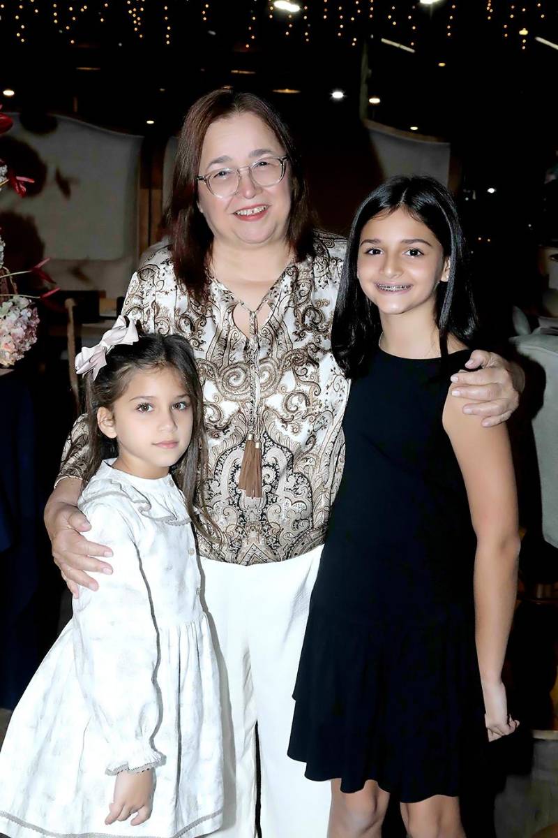 Carolina Cueva con sus nietas.