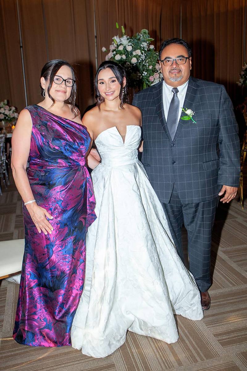 Lauren Cardona con sus padres.