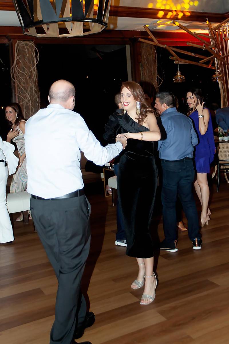 Abdala y Nadia, se divierten al bailar.