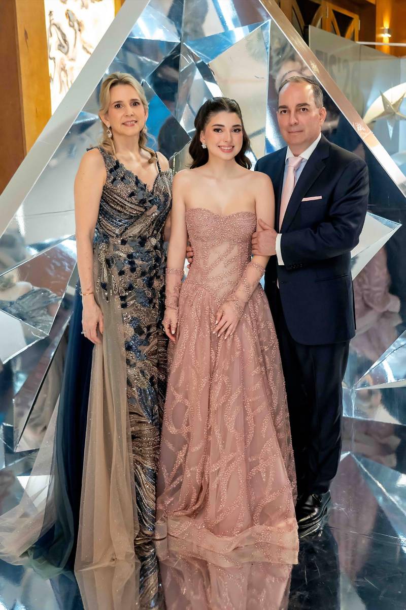 Desfile de Padres e Hijos en la gala de graduación de la Escuela Internacional Sampedrana 2026