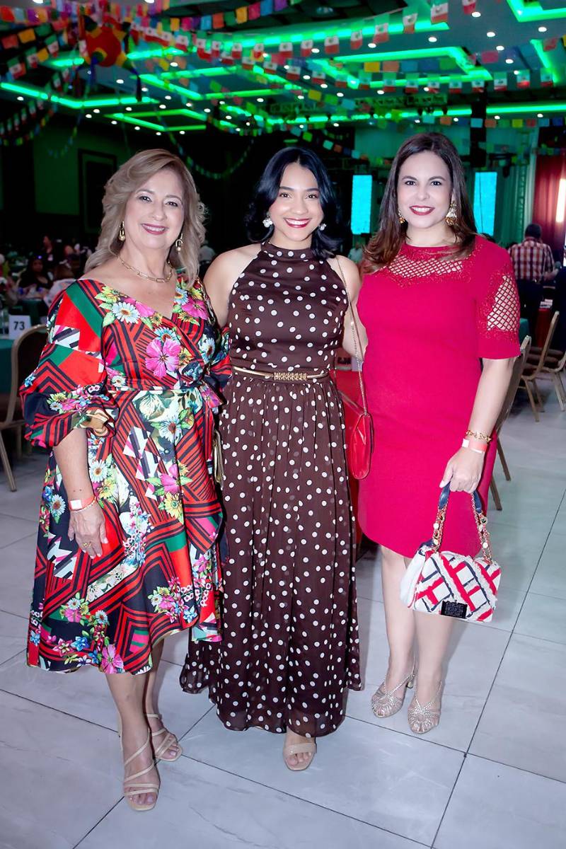 Leyla y Bessy Valladares con Dina Bendeck.