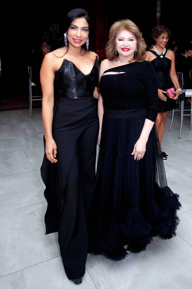 Sarahí Sánchez y Maritza Lara.