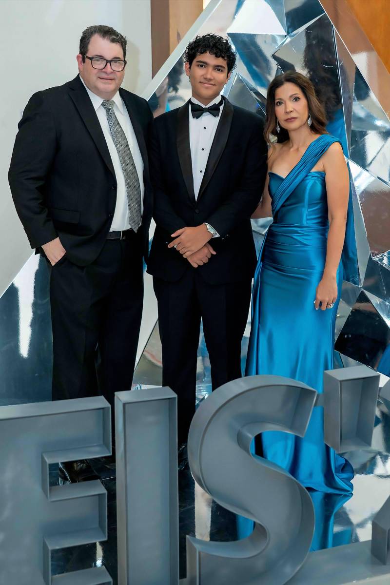 Desfile de Padres e Hijos en la gala de graduación de la Escuela Internacional Sampedrana 2026